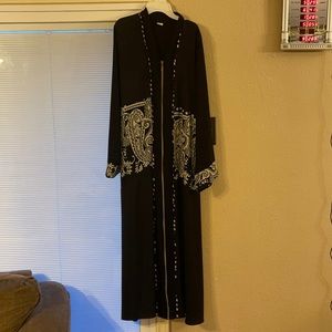Black and white abaya